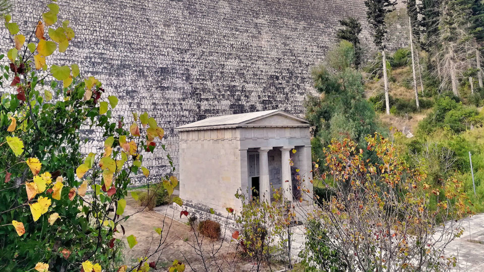αρχαιοελληνικός ναός στα θεμέλια του φράγματος του Μαραθώνα