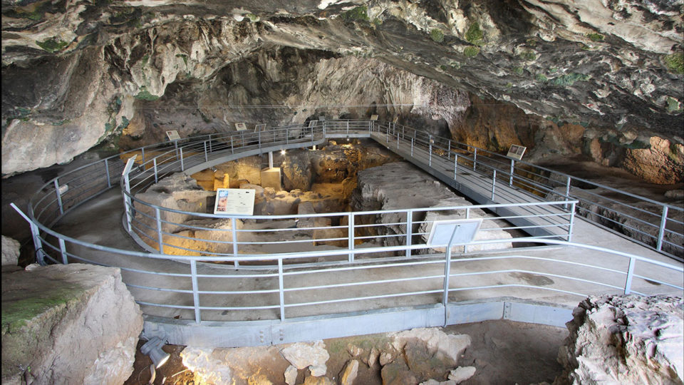 Σπήλαιο Θεόπετρας