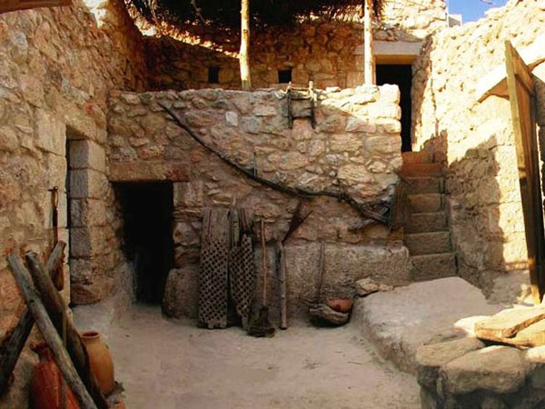 Αναπαράταση ιουδαϊκού σπιτιού του 1ου αιώνα, σύμφωνα με τις αρχαιολογικές μελέτες